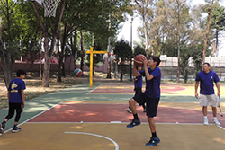 Preparando tiro a la canasta