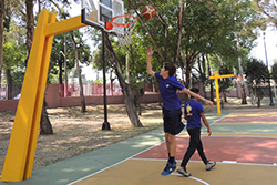 Entradas a una mano básquetbol