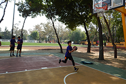 Fuerza y decisión en entradas en básquetbol