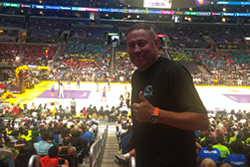 coach Armando en el cripto arena en juego de la WNBA Sparks