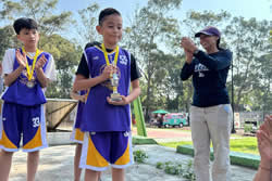 Coyotes en premiacion de Minibaloncesto