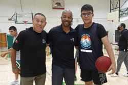 Coyotes en universidad Eliac con el coach Mosley